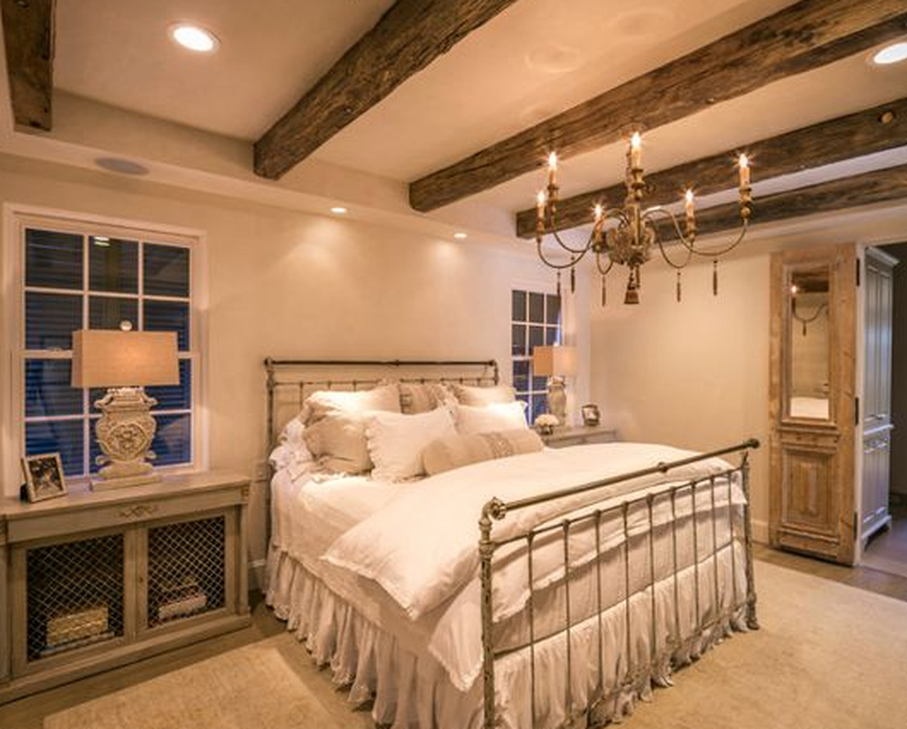 Romantic Rustic Farmhouse Bedroom Design And Decorations Ideas10