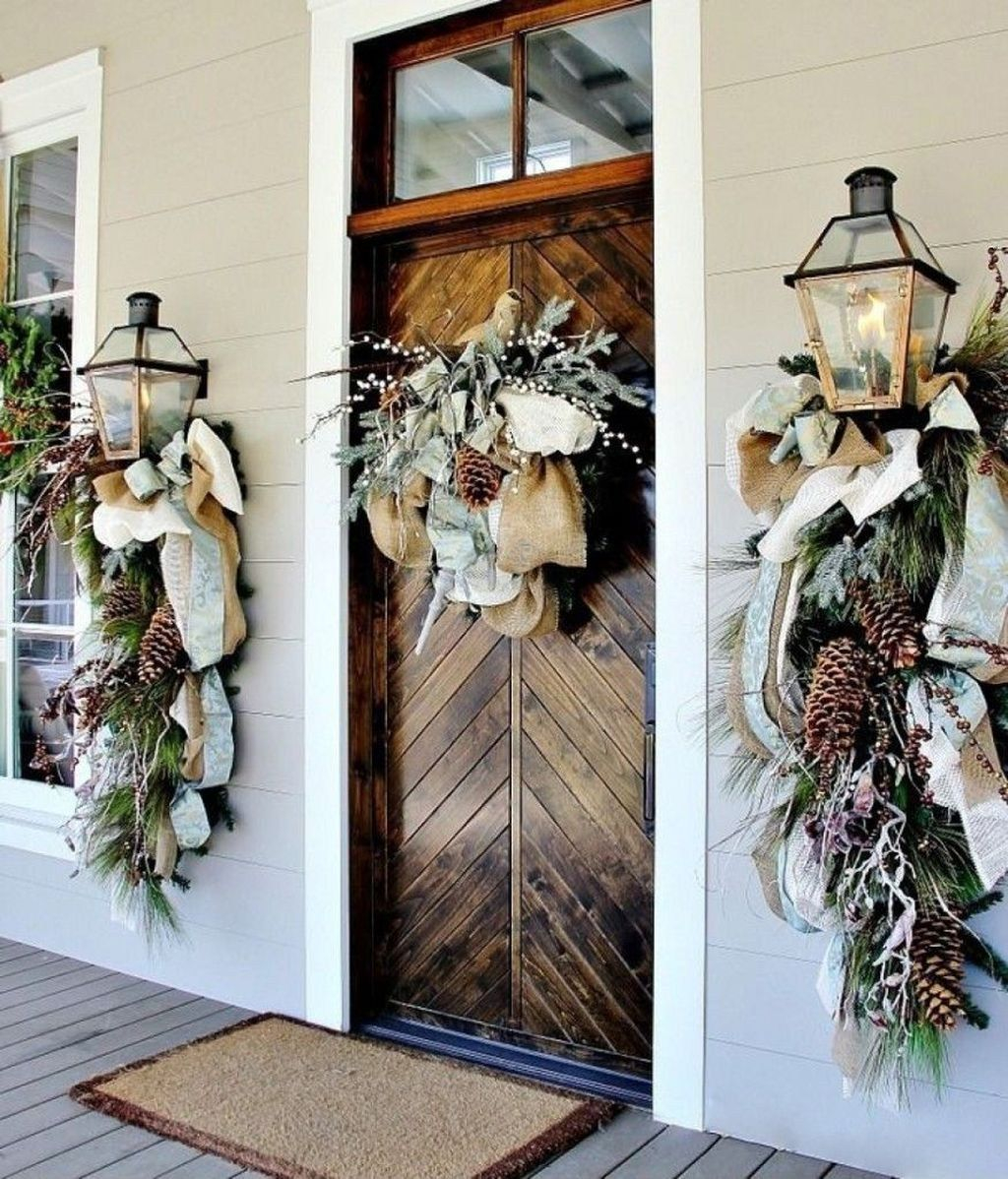 Brilliant Christmas Front Door Decor Ideas15