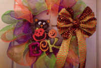Simple Halloween Wreath Designs For Your Front Door32