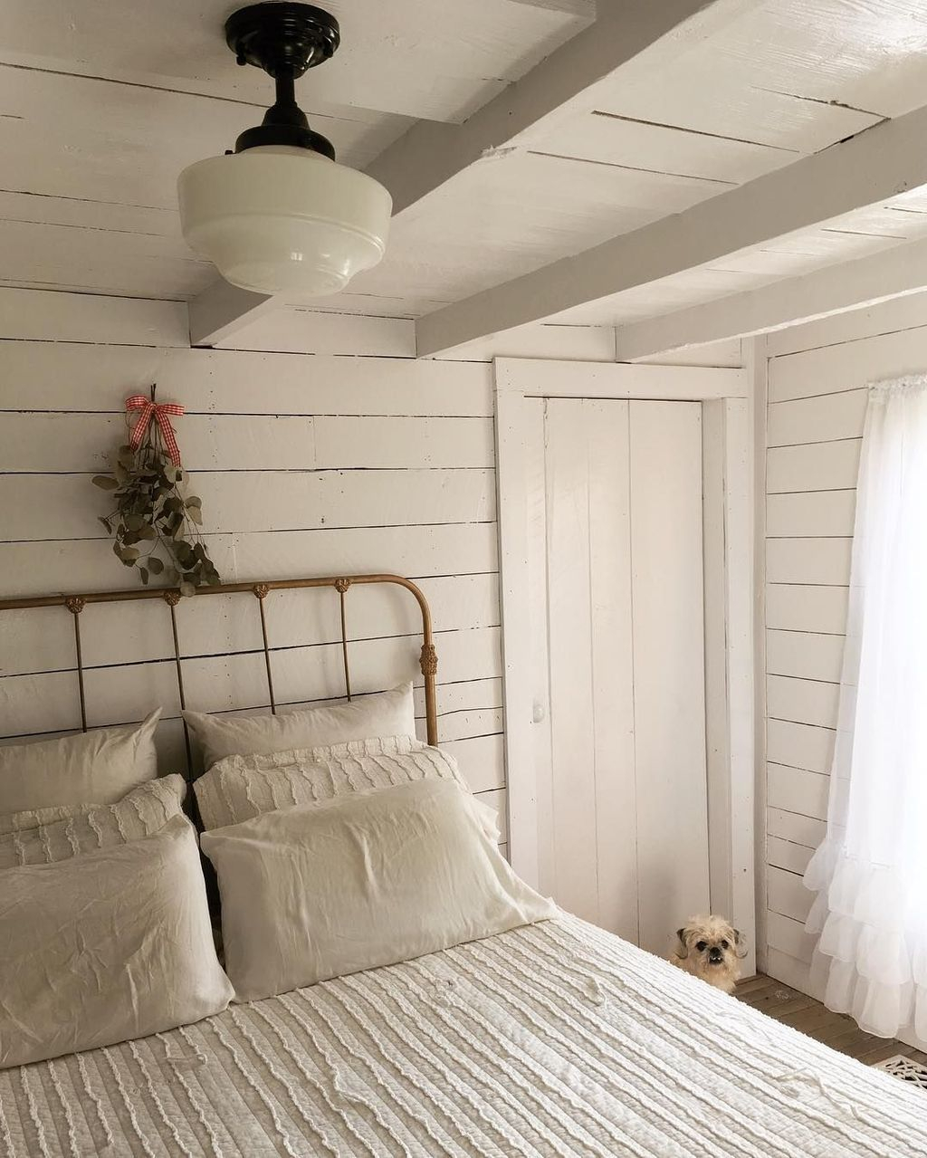 Modern White Farmhouse Bedroom Ideas08