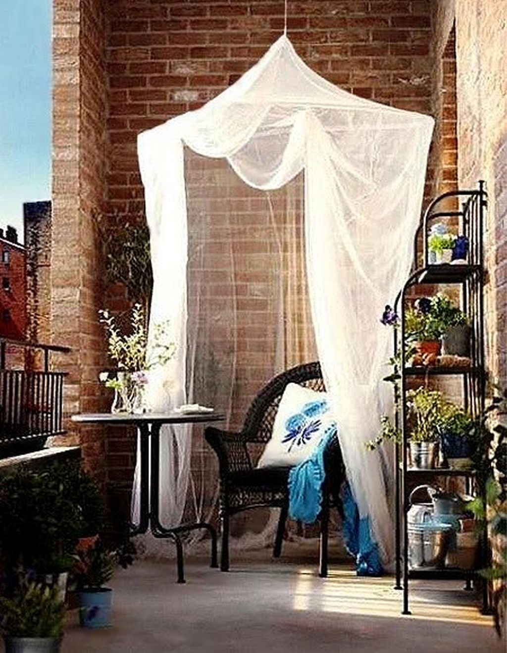 Creative And Simple Balcony Decor Ideas01